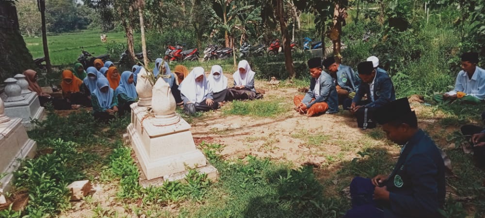 Mantapkan Amaliah NU, IPNU IPPNU Kokop Ajak Anggota Ziarahi Makam Muassis Dan Senior